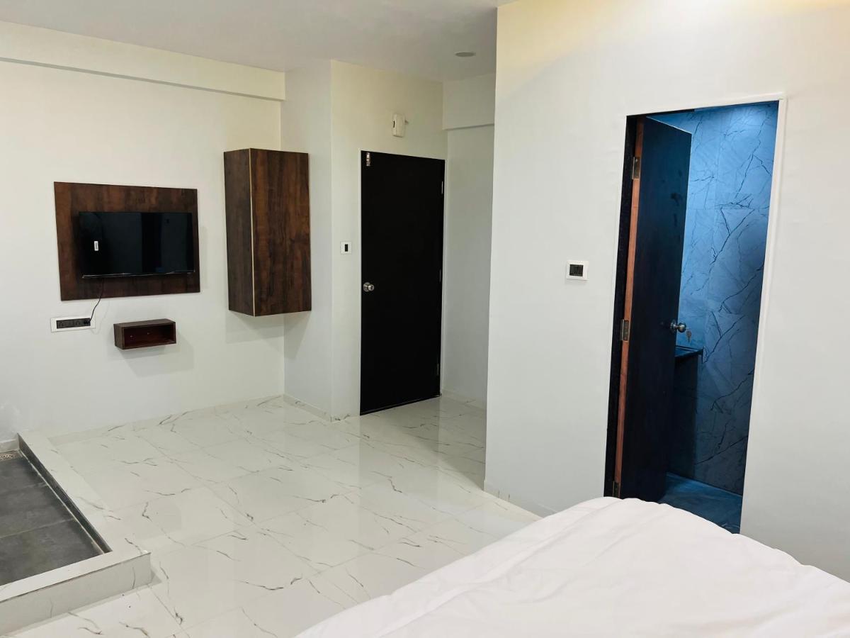 Hotel New City Light Surate Extérieur photo